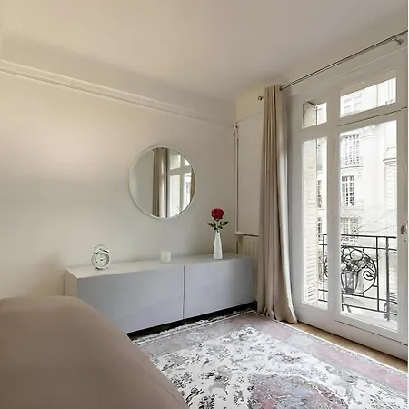 Prestigious 2BR - Sleeps 7 - Eiffel Tower Apartment